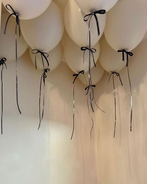 Something that’s been trending recently 🖤✨🍦 Nude & black. • • #londonballoons #balloons #balloondecor #birthdayballoons #london #balloonartist #birthdaygirl #nudeballooon #balloondelivery #ceilingballoons #instagram #bowballoon #bowcake #birthdaycake White Balloons Black Ribbon, Nude Balloons Decoration, Bachelorette Balloon Ideas, White Balloons With Black Ribbon, Last 20's Birthday, Black And White Aesthetic Birthday, Birthday Decor Black And White, Black And White Birthday Decor, Apartment Birthday Party