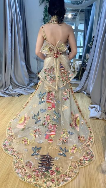 Cheongsam Sangjit, Chinoiserie Fashion, Cheongsam Gown, 1870s Dress, Chinese Gown, Cheongsam Wedding, Holographic Fashion, Chinese Wedding Dress, Draping Fashion