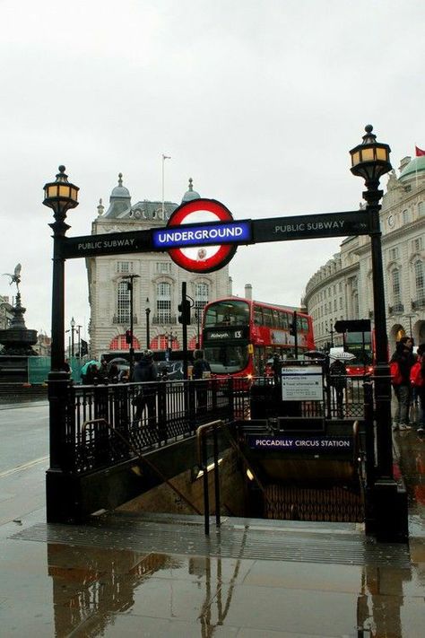 mia on Twitter: "your daily dose of rainy london aesthetic ☔… " Goal Manifestation, London Knightsbridge, 2023 Vibes, London Buses, England Aesthetic, London Vibes, London Dreams, London Living, London Baby