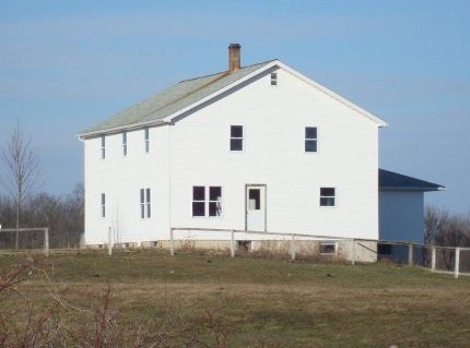 5 Common Features in Amish Homes Amish House Plans, Amish Built Homes, Amish Farmhouse, Amish Home, Square House, Amish House, Parlor Room, Amish Life, Ice Houses