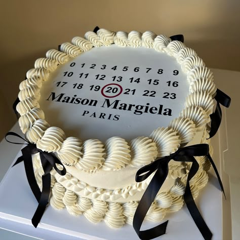 Maison Margiela Vintage number cake🖤 Cake details: 2 layer 8 inch circle cake #maisonmargiela #maisonmargielacake #vintagecake #yyccakes #cakeinspo #explorepage Vintage Cake Design Black, Masion Margella Birthday Cake, Masón Margiela Cake, Maison Margiela Cake, Circle Vintage Cake, 19 Birthday Cakes, Birthday Cake Circle, Bday Cake 20, Cake Photoshoot Ideas