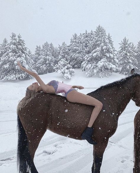 Aesthetic Winter Wonderland, Horse Girl Aesthetic, Winter Horse, Photo Concept, Меган Фокс, Winter Princess, Snow Girl, Winter Photoshoot, Aesthetic Winter