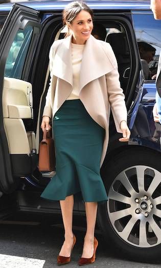 Meghan Markle wearing velvet pumps Estilo Meghan Markle, Princ Harry, Meghan Markle Outfits, Green Midi Skirt, Prins Harry, Meghan Markle Style, Estilo Real, Career Fashion, Kirsten Dunst