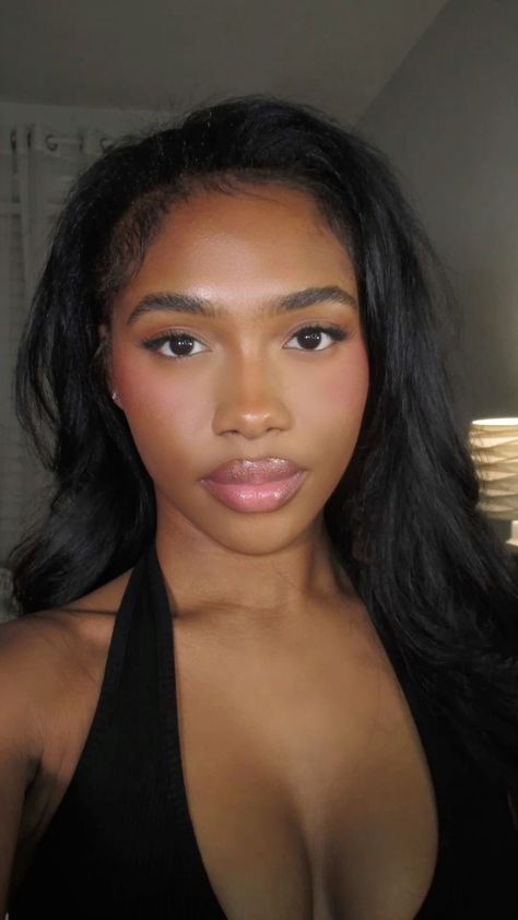 Makeup Natural Look Black Women, Peach Blush Black Women, Soft Glowy Makeup Black Women, Basic Beat Makeup, Make No Makeup Look, Enhanced Natural Makeup, Simple Makeup On Black Women, Matte Makeup Black Women, Korean Ladylike Makeup Look