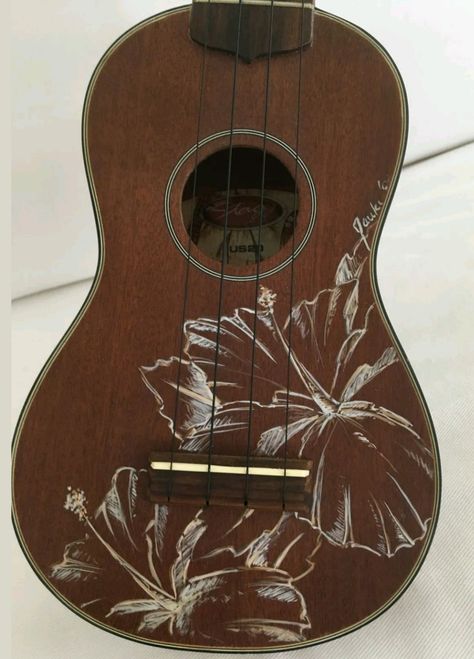 Cool Ukulele Designs, Hand Painted Guitar Ideas, Diy Guitar Painting Ideas, Hand Painted Ukulele, Ukelele Painted Aesthetic, Painted Ukelele Ideas, Paint Ukulele, Painted Ukulele Aesthetic, Painted Guitars Ideas