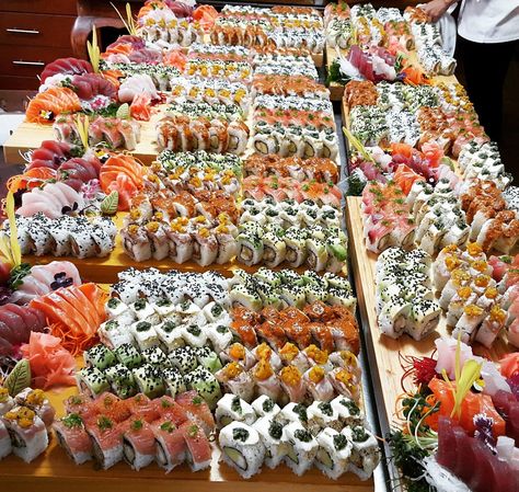 Sushi Catering, Sushi Buffet, Japanese Food Sushi, Sushi Platter, Sushi Party, Sushi Recipes, Food Goals, Food Platters, Food Obsession