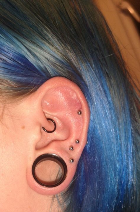 Extreme Piercings, Industrial Bar Earring, Cosmetic Inspiration, Ear Piercings Chart, Ear Stretching, Tapers And Plugs, Double Ear Piercings, Face Piercings, Cool Piercings