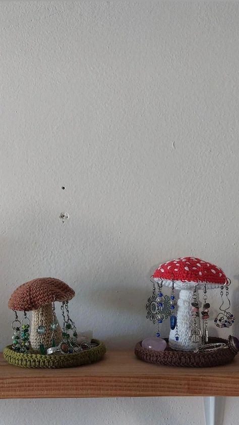 Crochet Earring Stand, Crochet Ideas Practical, Crochet Patterns Room Decor, Crochet Knick Knacks, Crochet Earrings Holder, Practical Diy Gifts, Mushroom Crochet Ideas, Jewelry Organizer Crochet, Crochet Mushroom Earring Holder