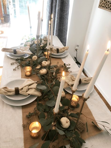 Center Table Party Decorations, Neutral Christmas Tablescapes, January Tablescapes, Dinner Table Centerpiece Ideas, Modern Thanksgiving Table, Centerpiece Candles, Thanksgiving Dinner Table Setting, Thanksgiving Dining Table, Simple Thanksgiving Table