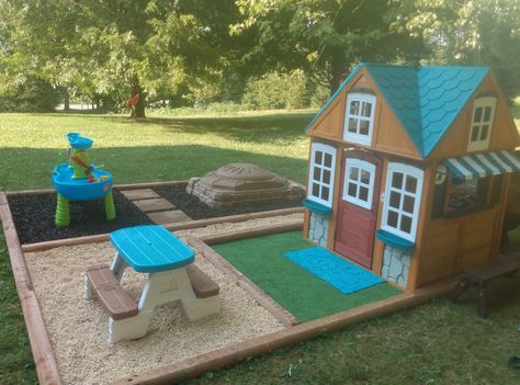 Simple Play Area Outside, Yard With Playground, Backyard Patio Play Area, Outdoor Play Space Ideas, Pallet Easy Diy Projects, Playground Sets Backyards, Playground With Turf, Outdoor Deck Play Area, Turf Kids Play Area