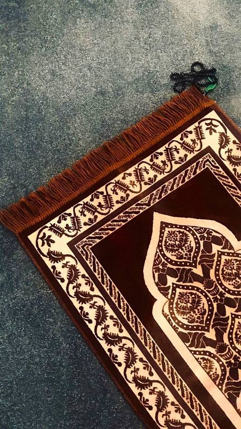 Sejadah Islamic Wallpaper, Sajadah Aesthetic Wallpaper, Sejadah Islamic, Islamic Content, Muslim Prayer Mat, Quran Wallpaper, Mosque Art, Islamic Wallpaper Hd, Muslim Images