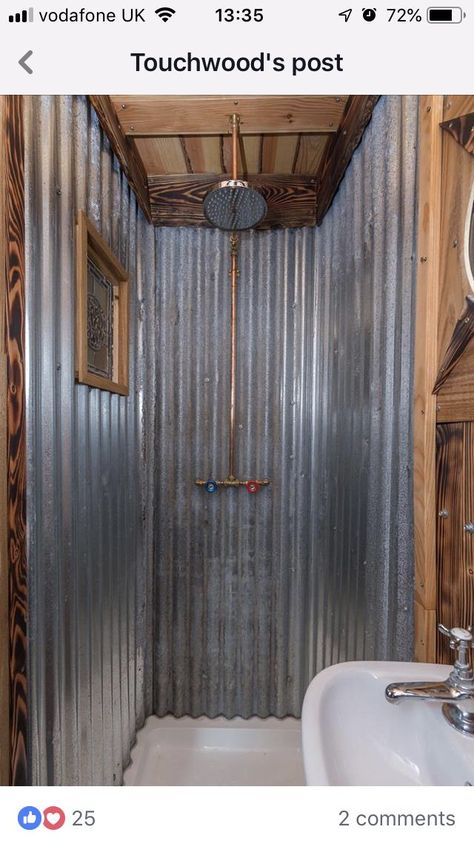 Metal Shower Walls, Tin Shower, Shed Bathroom, Tin Bathroom, Rustic Bathroom Shower, Barn Bathroom, Dekorere Bad, Outdoor Toilet, Rustic Shower