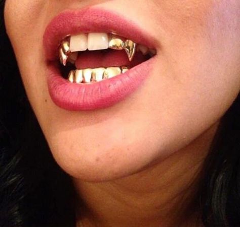 Fangs Grillz Women, Gold Fang Grillz, Vampire Grillz, Gold Fangs, Fang Grillz, Grillz Teeth, Gold Grill, Groovy Fashion, Gold Grillz