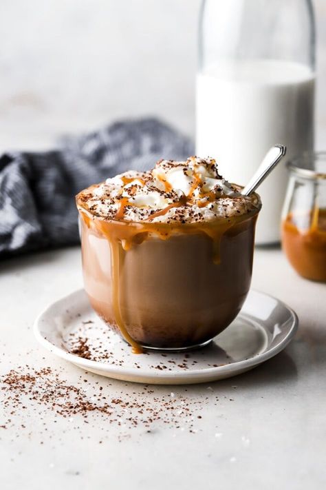 Salted Caramel Mocha Recipe (Starbucks Copycat) - Baran Bakery Starbucks Salted Caramel Mocha Recipe, Starbucks Salted Caramel Mocha, Fun Coffee Drinks, Salted Caramel Mocha, Mocha Recipe, Caramel Mocha, Caramel Latte, Caramel Coffee, Caramel Recipes