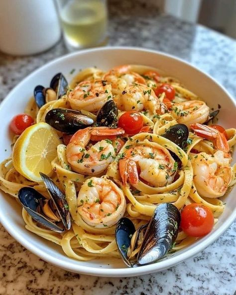 Corey Dorsey Seafood Spaghetti, Hot Recipes, Cuban Cuisine, Seafood Pasta Recipes, Yummy Seafood, Evening Dinner, Shellfish Recipes, Food Lunch, Pescatarian Recipes