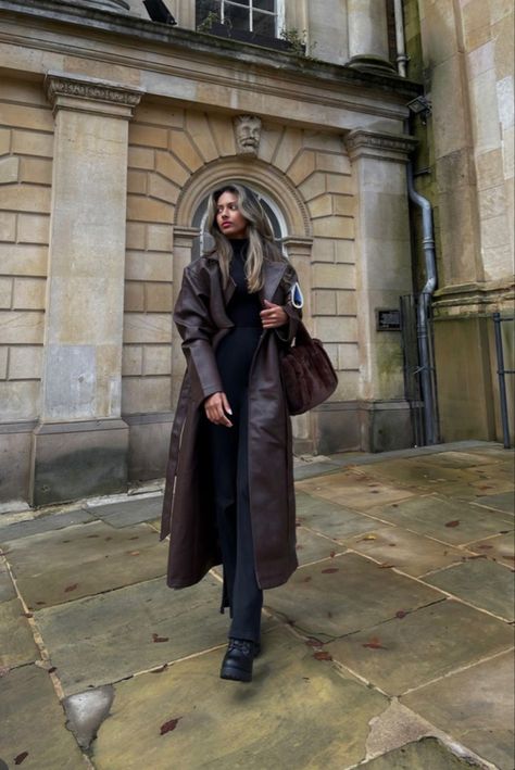 Style Leather Trench Coat, Dark Brown Leather Trench Coat, Maxi Leather Coat, Long Brown Leather Trench Coat Outfit, Timeless Trench Coat, Brown Trench Coat Outfits, Leather Long Coat Outfit, Long Brown Leather Coat Outfit, Brown Leather Trench Outfit