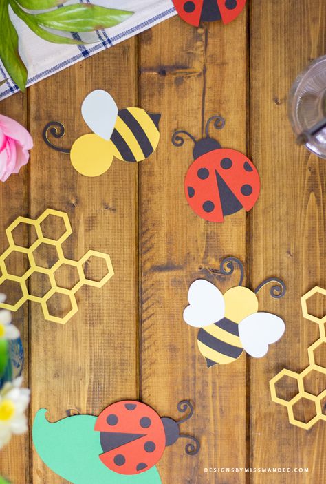 Paper Bees Craft, Bee Cricut Projects, Ladybug Cricut, Bee Paper Craft, Paper Bees, Bees Diy, Cricut Spring, Bee Decorations, Cubby Tags