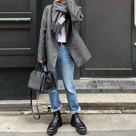 Row Boots Outfit, The Row Boots Street Style, The Row Bag Street Style, The Row Aesthetic Outfit, The Row Zipped Boots Outfit, The Row Boots Outfit, The Row Bag Outfit, Zipper Boots Outfit, The Row Outfits