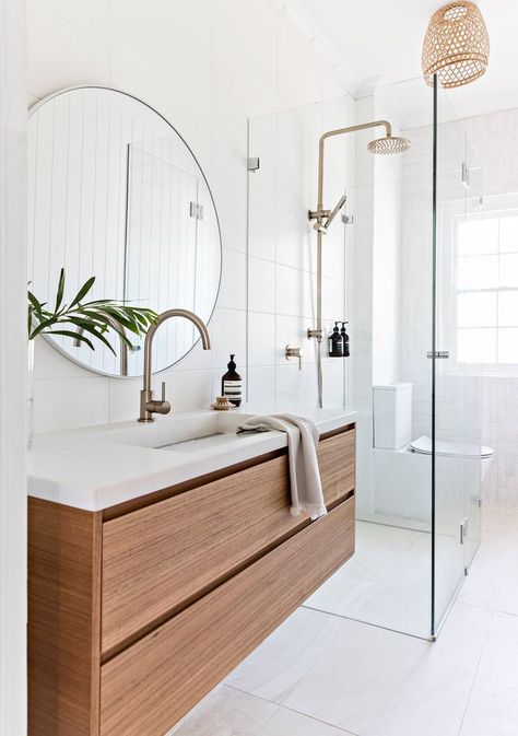 Oct 17, 2019 - Interior designer Tim Connah and his partner Grae cleverly transformed their one-bedroom Manly apartment into a cool coastal abode. Manly Apartment, Dekorere Bad, Bathroom Inspiration Modern, Small Bathroom Makeover, Bathroom Design Inspiration, Bathroom Design Decor, غرفة ملابس, Bathroom Inspiration Decor, Bathroom Design Small