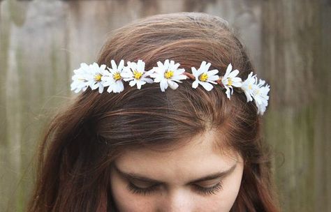 Daisy Headband - Daisy Flower Crown, Daisy Chain, Gift Idea, Gift ... Daisy Flower Crown Wedding, Flower Crown Tattoo, Daisy Flower Crown, Daisy Crown, Daisy Headband, Chain Headband, Hippie Headbands, Flower Costume, Diy Crown