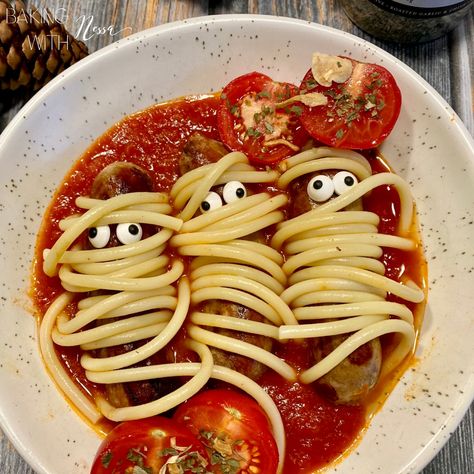 Halloween Italian Mummy Sausages with Bucatini - Baking with Nessa Halloween Noodle Recipes, Halloween Sausage Ideas, Halloween Italian Food, Halloween Kids Dinner, Mummy Sandwich, Halloween Pasta Ideas, Mummy Sausages, Halloween Sausage, Halloween Recipes Dinner