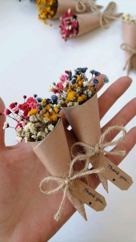 Garden Favors Gifts, Mini Dry Flower Bouquet, Table Gifts For Guests Party Favors, Diy Magnet Party Favor, Cute Diy Party Favors, Dried Flower Party Favors, Bulk Dried Flowers, Dried Flower Favors, Flower Birthday Favors