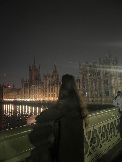 London At Night Aesthetic, Night Pics Aesthetic, London Girl Aesthetic, London Night Out, Aesthetic Photo Dump, 2024 Manifesting, Night Out In London, English Day, London Girl