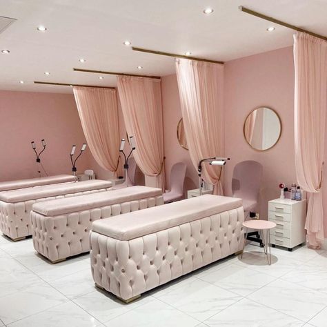 Runway Lash Co. on Instagram: “Lash salon goals right here from @lux_lashes_ltd 👏🙌💗 #lashbosses #lashsupplies #lashsuppliesaustralia #lashadhesive #runwaylashco…” Lash Salon Layout, Pink Lash Salon Ideas, Lashes Studio Interior Design, Brow Studio Interior Design, Lash Salon Interior Design Luxury, Luxury Lash Studio, Spa Room Decor Luxury, Salon Suite Design, Salon Ideas Interior Design