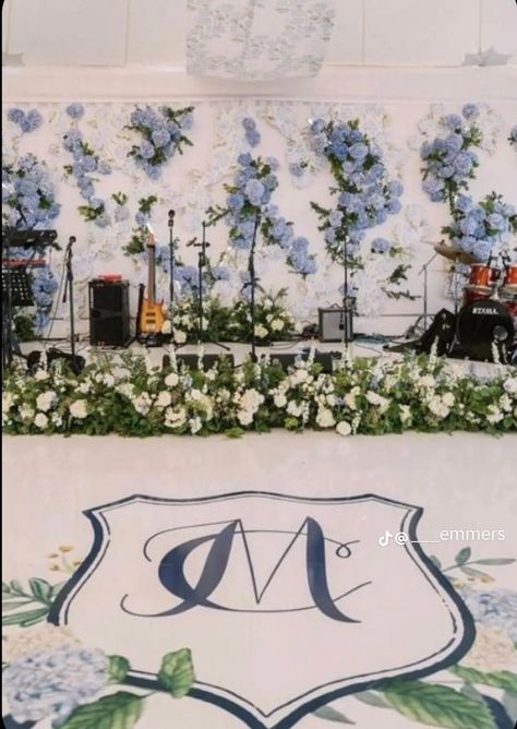 Coastal Centerpiece Ideas, Coastal Wedding Reception, Chinoiserie Wedding, Timeless Color Palette, Preppy Wedding, Blue White Weddings, Dance Floor Wedding, Wedding Consultant, Hydrangeas Wedding