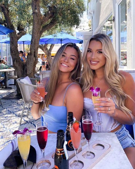 becca turner on Instagram: “Let’s normalize brunch on weekdays🥂” Lunch Pictures With Friends, Restaurant Photo Ideas Instagram, Brunch Pictures Instagram, Brunch Photoshoot, Vacay Poses, Brunch Pictures, Brunch Photos, Brunch Inspiration, Birthday Vibes