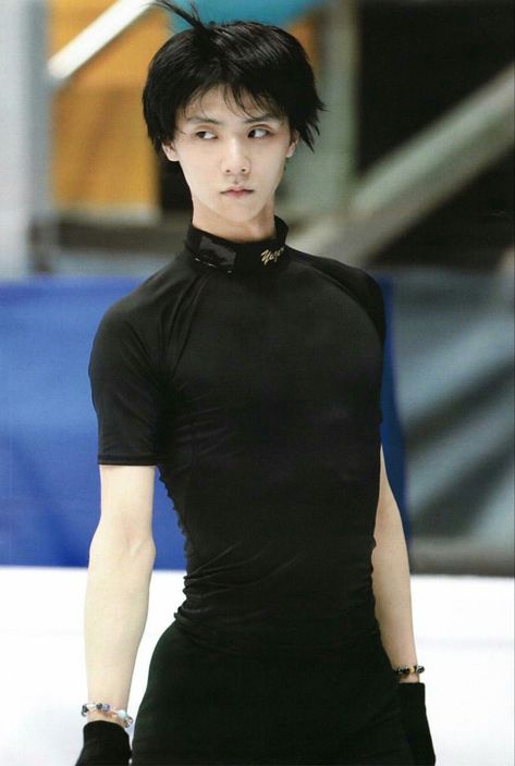 Male Figure Skaters, Javier Fernandez, Male Pose Reference, People Poses, Body Reference Poses, Human Poses Reference, Yuzuru Hanyu, Figure Poses, Human Poses