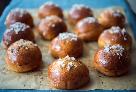 Bath Buns, Baking Bowl, Buns Recipe, Caraway Seeds, Bun Recipe, British Food, Instant Yeast, Bread Rolls, Jane Austen