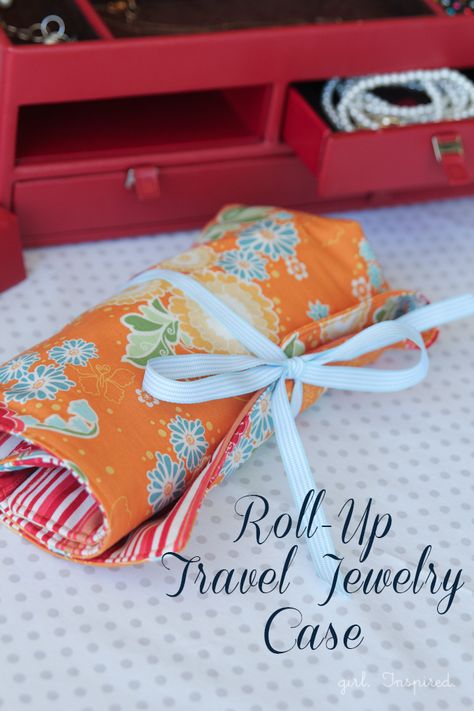 Travel Jewelry Case Tutorial Travel Jewelry Organizer, Jewelry Roll, Travel Jewelry Case, Travel Diy, Sewing Projects For Beginners, Tutorial Diy, Travel Jewelry, Sewing For Beginners, Bijoux Diy