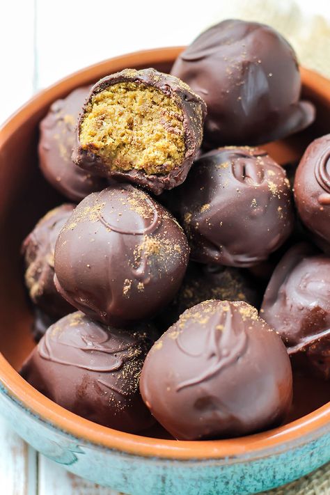 Pumpkin Spice Latte Truffles. Healthy, gluten-free, vegan, and a touch of protein. ( Macros: C/10 F/7 P/3 ) Low Calorie Pumpkin Muffins, Low Calorie Pumpkin Recipes, Vegan Pumpkin Spice Latte, Low Calorie Pumpkin, Gluten Free Pumpkin Spice, Vegan Candy, Vegan Truffles, Low Calorie Vegan, Vegan Pumpkin Spice