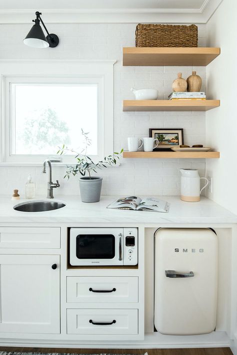 16 Tiny Kitchens That Prove That Bigger Isn’t Always Better Apartemen Studio, Tiny Kitchens, Small Kitchenette, Tiny Kitchen Design, Desain Pantry, Basement Kitchen, Tiny House Kitchen, Big Kitchen, Studio Kitchen