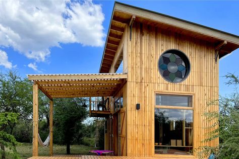 Une petite maison de 40m2 bioclimatique en Argentine Eco Construction, Apartment Plans, Tiny House Plans, Mini House, Little Houses, Tahiti, Habitat, Bungalow, Tiny House