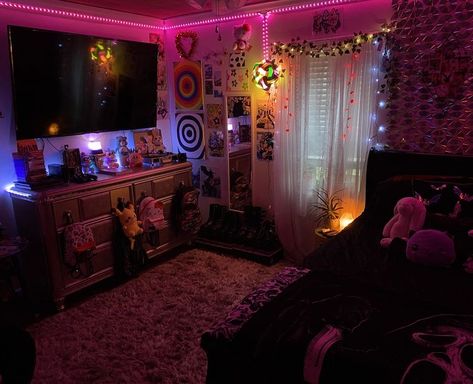 Small Bedroom Ideas Y2k, Chaotic Room Decor, Chicano Room Ideas, Emo Y2k Room, Hippie Room Decor Bedroom Ideas, Grunge Y2k Room, 2000s Room Ideas, Y2k Grunge Room, Trashy Y2k Room