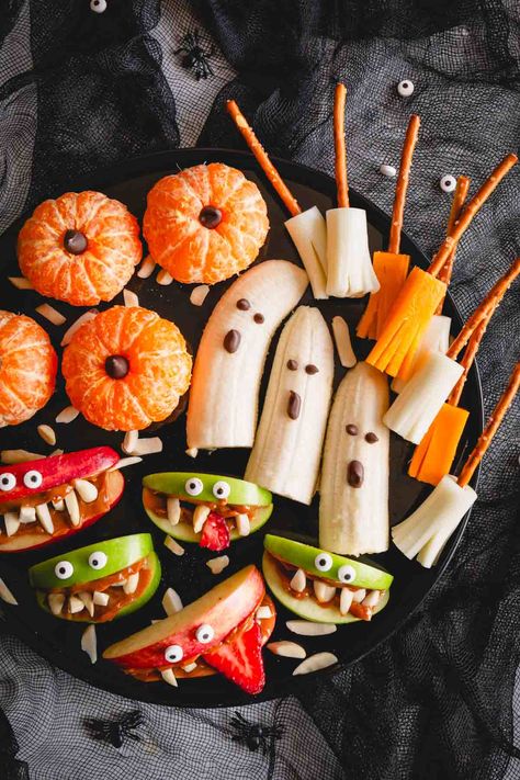 Healthy Halloween Cookies For Kids, Healthy Halloween Snack Board, Healthy Halloween Board, Kids Halloween Healthy Snacks, Halloween Skeleton Veggie Tray, Halloween Food Fruit, Kids Halloween Veggie Tray, Halloween Snack Tray For Kids, Halloween Night For Kids