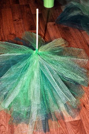 Great Crafts: Fluffy tulle Christmas tree - Greater Long Island Tulle Christmas Trees, Cheap Christmas Trees, Tulle Crafts, Deco Mesh Christmas Wreaths, Brush Trees, Christmas Tree Crafts, Cheap Christmas, Holiday Crafts Christmas, Christmas Crafts Decorations