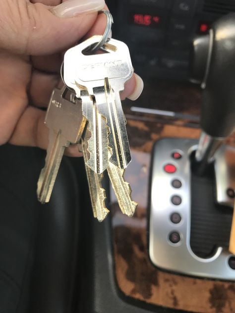 Got the KEYS to my new house ABMS! New Apartment Keys Picture, Keys To Apartment, Keys To House, Home Owner Aesthetic, House Keys Aesthetic, New House Keys Aesthetic, New House Keys, Keys Aesthetic, 2023 Board