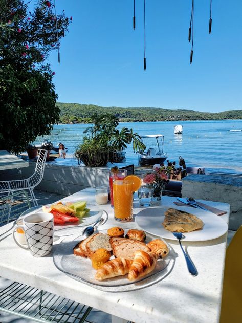 Eating At The Beach, Food On The Beach, Fine Dining Photography, Aesthetic Food Photography, Water Park Rides, Breakfast On The Beach, Beach Breakfast, Halkidiki Greece, Seaside Hotel