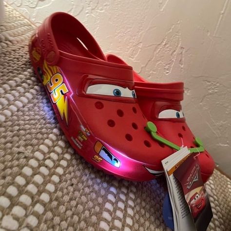 Lightning Mcqueen Crocs, Flash Mcqueen, Mid Jordan 1, Dream Items, Foto Disney, All Jordans, Crocs Fashion, Dr Shoes, Fashion Queen