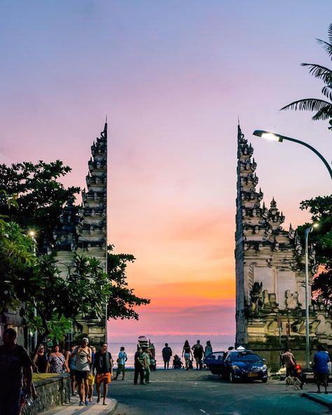 The famous gate at the famous Kuta Beach ❤️💙🧡 Photograph @kavenb ➖➖➖➖ TAGS WHO MISS KUTA BEACH SO MUCH 🤙🏻🤙🏻 ➖➖➖➖ Explore Bali and Beyond… Kuta Bali, Voyage Bali, Kuta Beach, Bali Holidays, Gili Trawangan, Bali Beaches, Bali Island, Famous Beaches, The Secret Garden