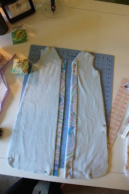 DIY Sleepsack (Hurray! Sleep!!) Sleepsack Pattern, Diy Baby Sleeping Bag, Fleece Blanket Edging, Toddler Sleep Sack, Wearable Blankets, Mommy Diy, Baby Clothes Patterns Sewing, Sac Diy, Baby Sleep Sack