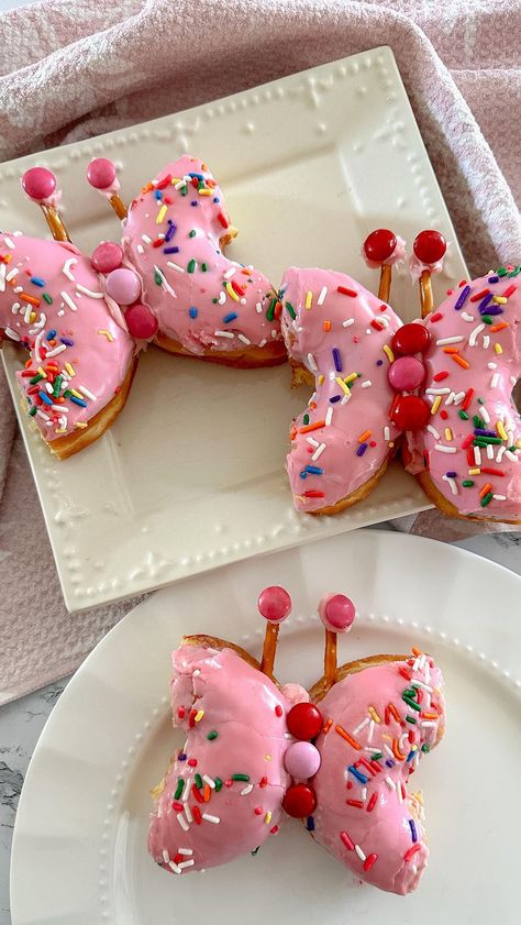 Lacie Nicole | Turn doughnuts into butterflies 🦋 #doughnuts #butterflies #foodie #foodart #sweettooth #kidapproved | Instagram Butterfly Donut Ideas, Summer Donut Ideas, Themed Breakfast Ideas, Make Butterflies, Kids Food Crafts, Doughnut Party, Easy Sweets, Food Art For Kids, Fun Money