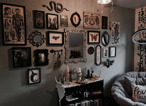 Black Wall Decoration Ideas, Whimsical Goth House, Goth Gallery Wall, Gothabilly Decor, Academia Living Room, Goth Living Room, Dark Maximalism, Victorian Gothic Decor, Goth House