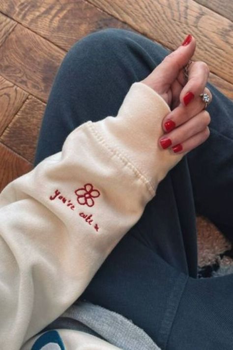 Cuff Embroidery, Embroider Ideas, Pull Rose, Custom Sweaters, Unique Sweatshirt, Embroidery Sweater, Embroidery Hoodie, Sweet Shirt, Cute Embroidery