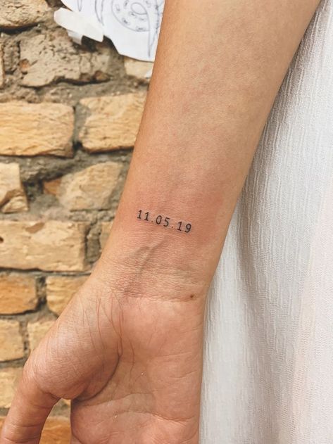 Birthday Date Tattoos, Wedding Date Tattoos, Birthdate Tattoo, Datum Tattoo, Couple Tattoos Unique, Date Tattoos, Tattoo Schrift, Muster Tattoos, Inspiration Tattoos