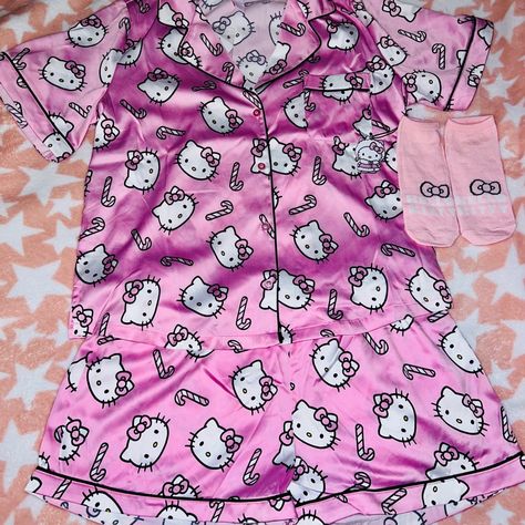 Hello Kitty Satin Pj Set (Forever 21) Cute Pink Hello Kitty Socks Cute Christmas List, Hello Kitty Clothing, Hello Kitty Pjs, Pajama Ideas, Hello Kitty Socks, Red Pajama Pants, Hello Kitty Pajamas, Sanrio Pink, Kitty Clothes