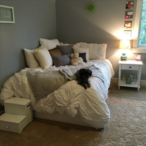 Cozy corners are created by pillows, cork boards, and dogs. Aesthetic Bed With Pillows, Aesthetic Bed Corner Ideas, Bedroom In Corner Ideas, Corner Bed Design Ideas, Room Ideas Bed In Corner, Pillows In Corner Of Bed, Beds In The Corner Of The Room Ideas, Bed No Bed Frame, Big Bed In Corner Of Room